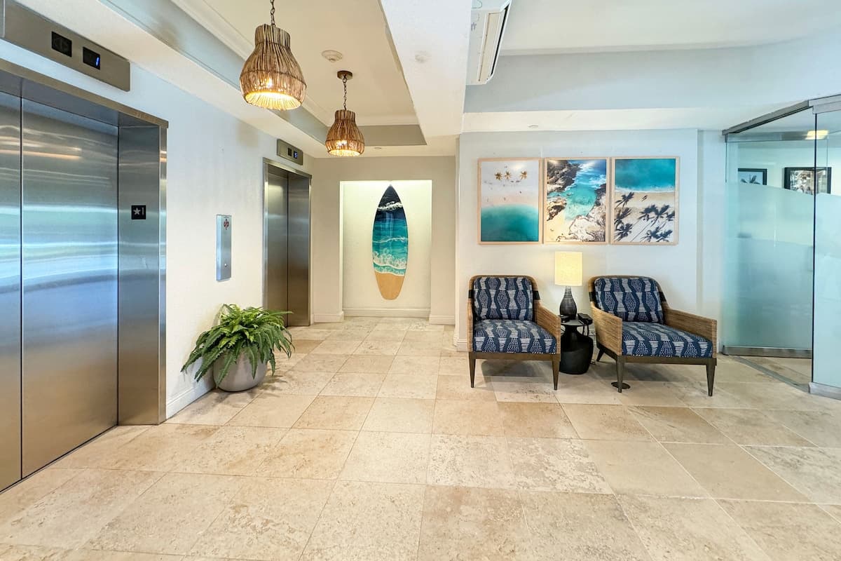 Condo in Honolulu · ★4.73 · 2 bedrooms · 4 beds · 1 private bath - Photo 2