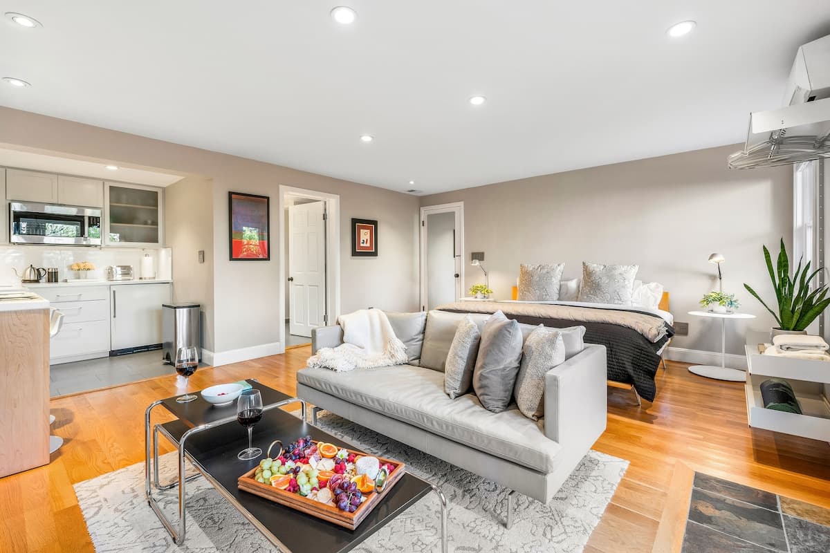 Private Garden Suite in Pacific Heights - Photo 3