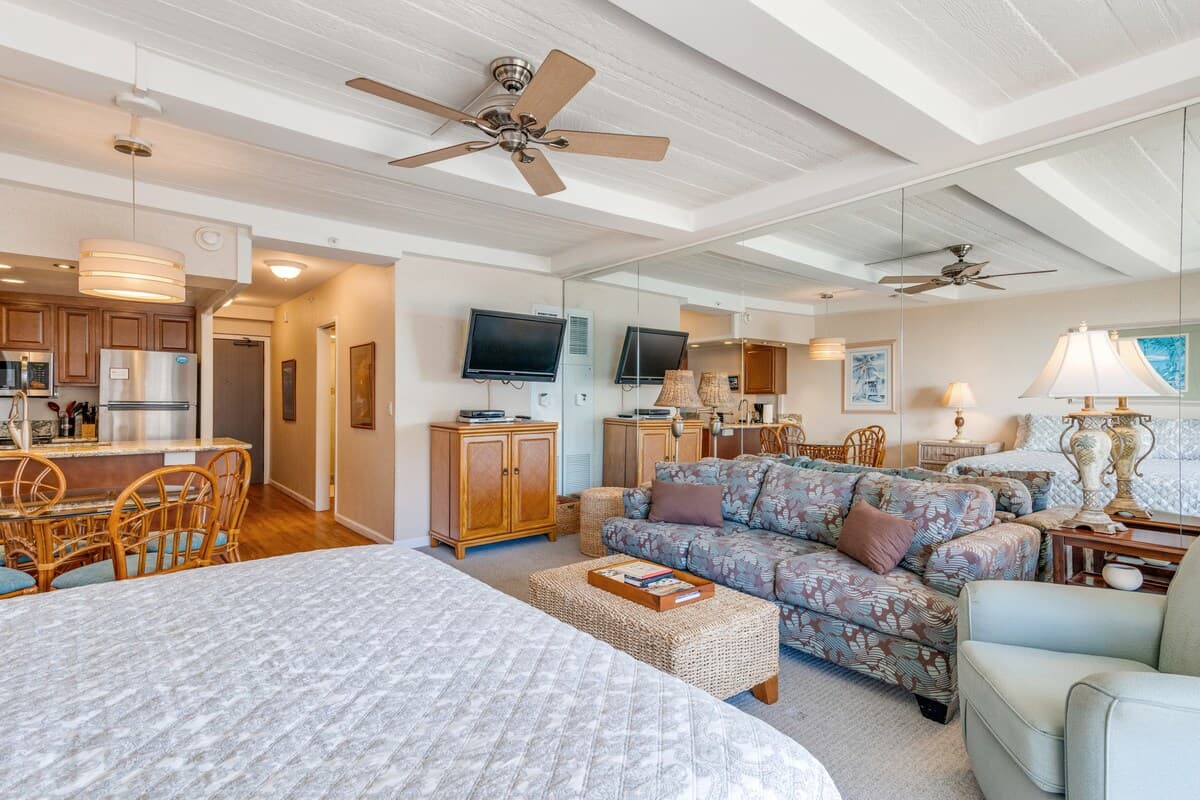 Condo in Lahaina · ★4.75 · Studio · 1 bath - Photo 2