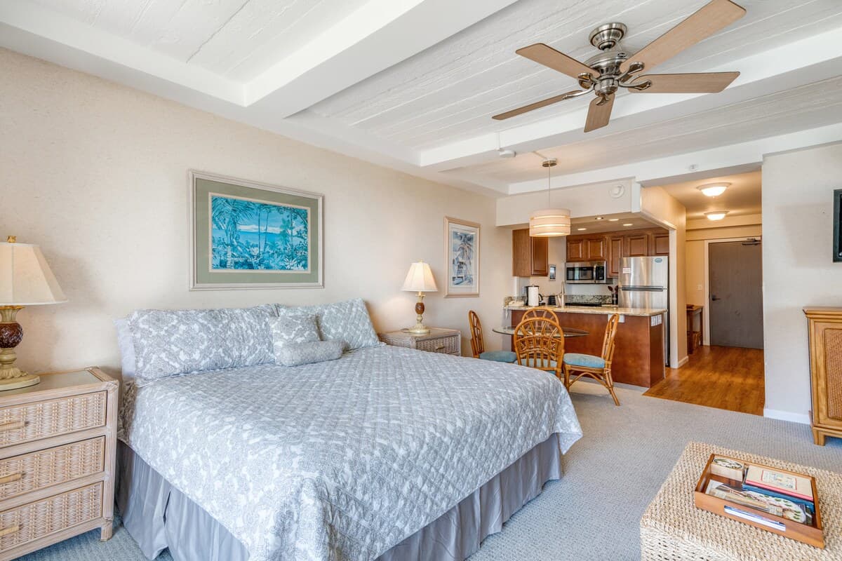 Condo in Lahaina · ★4.75 · Studio · 1 bath - Photo 4