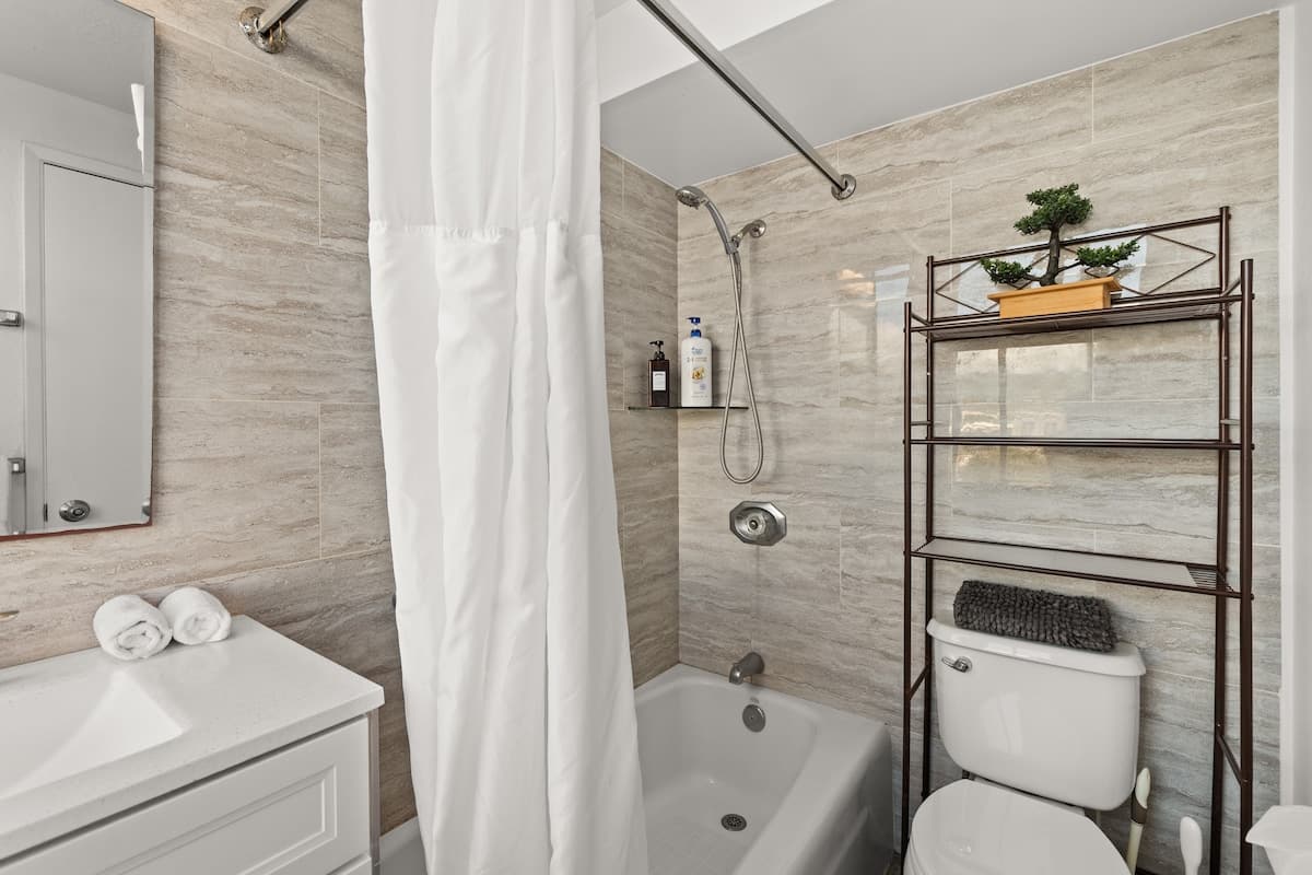 Condo in Honolulu · ★4.89 · 1 bedroom · 1 bed · 1 private bath - Photo 5