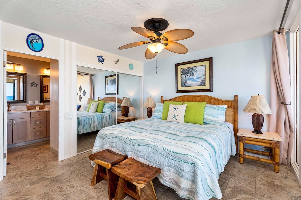 Condo in Kailua-Kona · ★4.98 · 2 bedrooms · 2 beds · 2 private baths - Photo 2