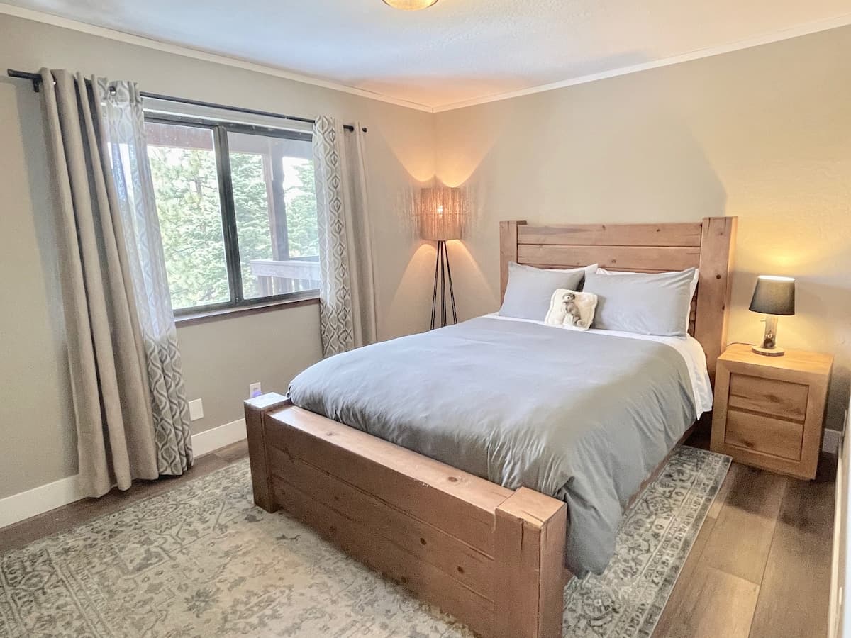 Cabin in Zephyr Cove · ★4.9 · 4 bedrooms · 5 beds · 2.5 private baths - Photo 3