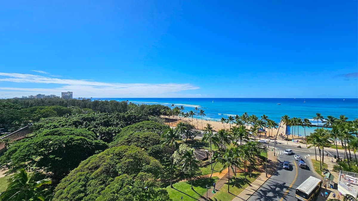 Condo in Honolulu · ★4.68 · Studio · 1 bed · 1 private bath - Photo 3