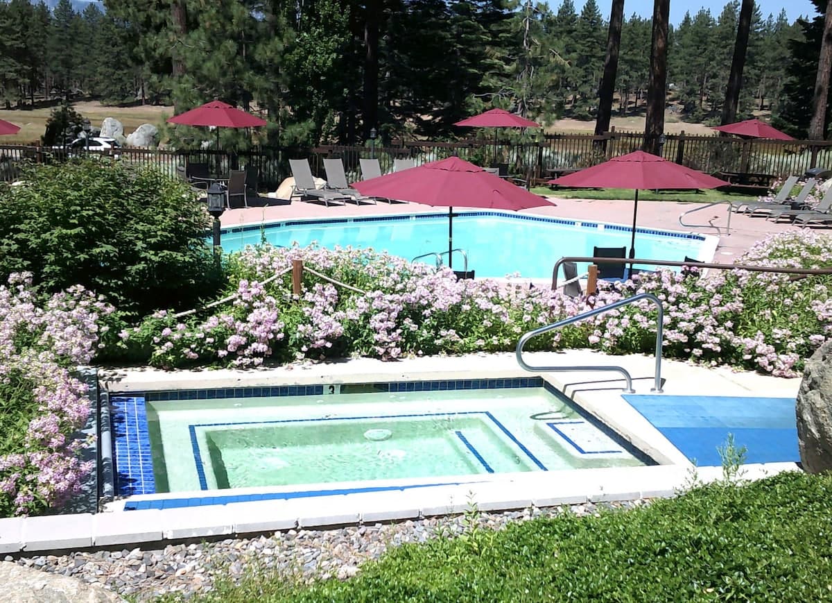Townhouse in Round Hill Village · ★4.89 · 3 bedrooms · 8 beds · 2.5 private baths - Photo 2