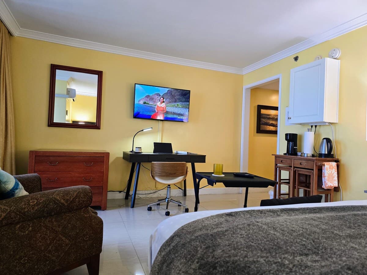 Affordable Luxury in Waikiki - Photo 4