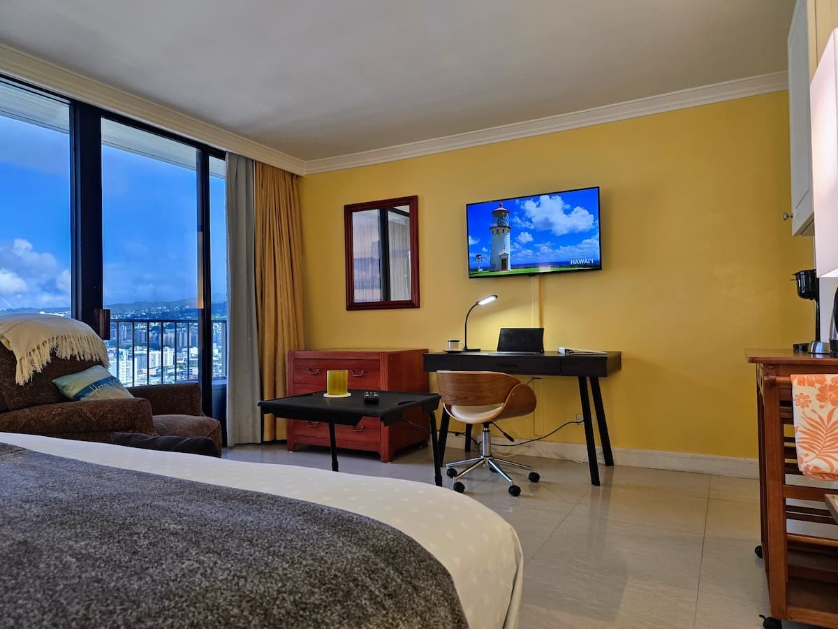 Affordable Luxury in Waikiki - Photo 3