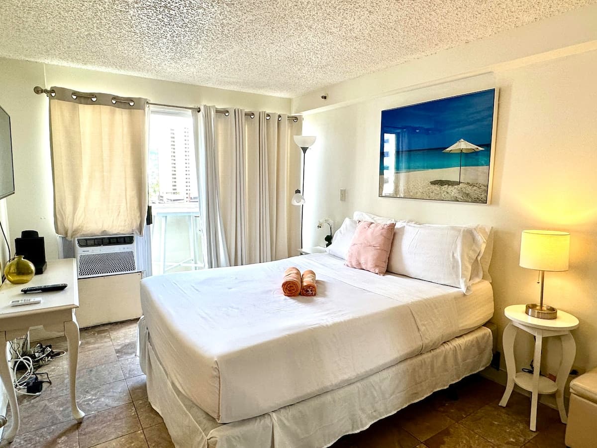 Condo in Honolulu · ★4.66 · Studio · 1 bed · 1 shared bath - Photo 3