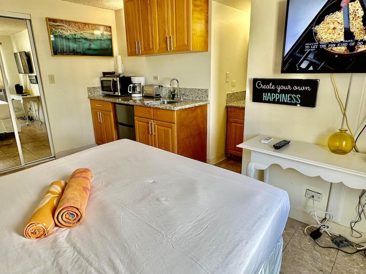 Condo in Honolulu · ★4.66 · Studio · 1 bed · 1 shared bath - Photo 1