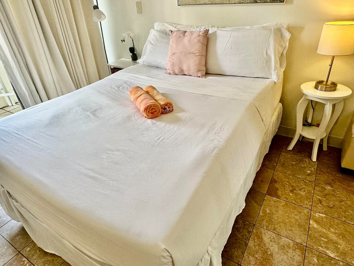 Condo in Honolulu · ★4.66 · Studio · 1 bed · 1 shared bath - Photo 2