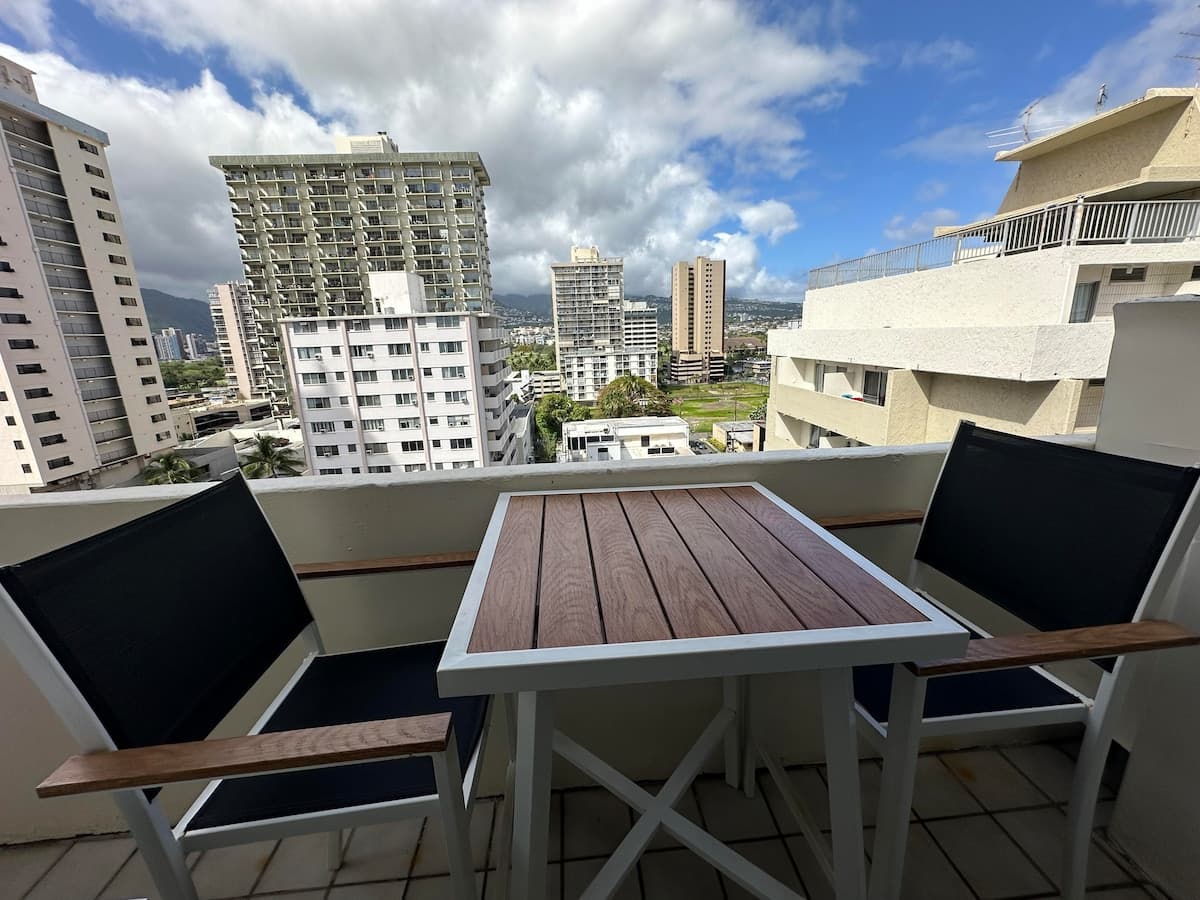 Condo in Honolulu · ★4.66 · Studio · 1 bed · 1 shared bath - Photo 5