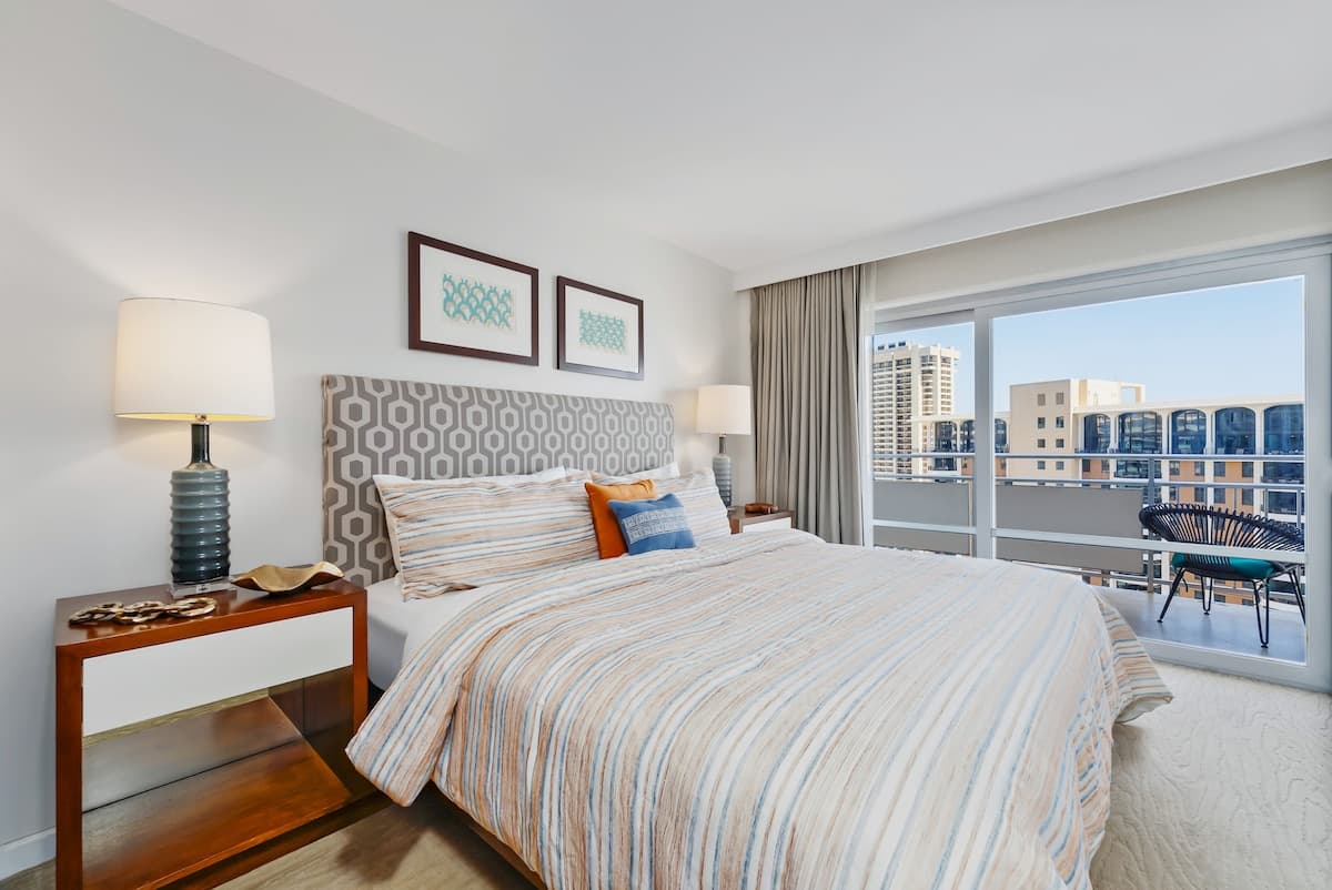 Home in Honolulu · ★5.0 · 2 bedrooms · 4 beds · 2 private baths - Photo 2