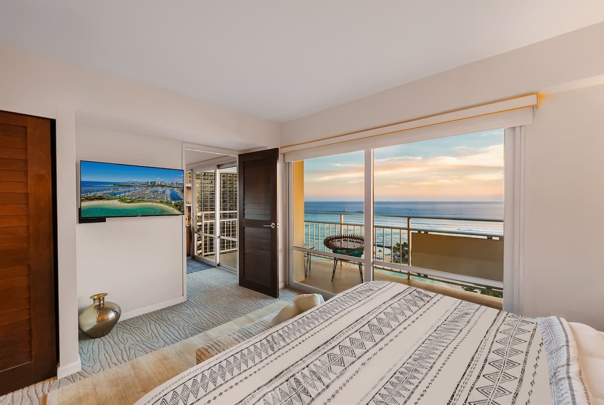 Home in Honolulu · ★5.0 · 2 bedrooms · 4 beds · 2 private baths - Photo 1