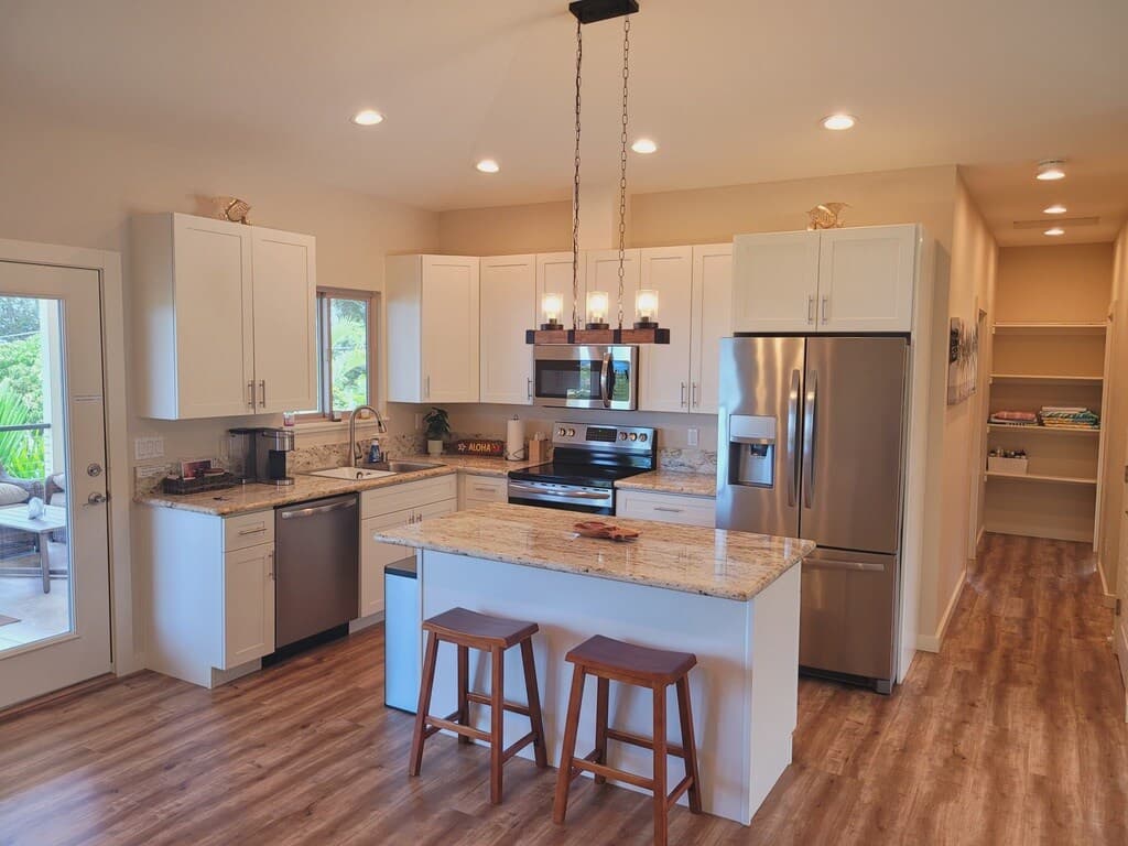 Modern Condo. Large Lanai. Partial ocean view - Photo 1