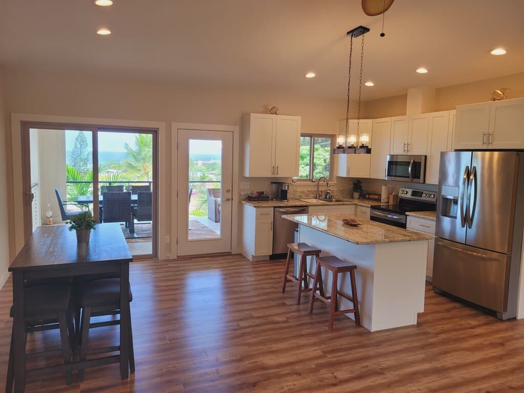 Modern Condo. Large Lanai. Partial ocean view - Photo 2
