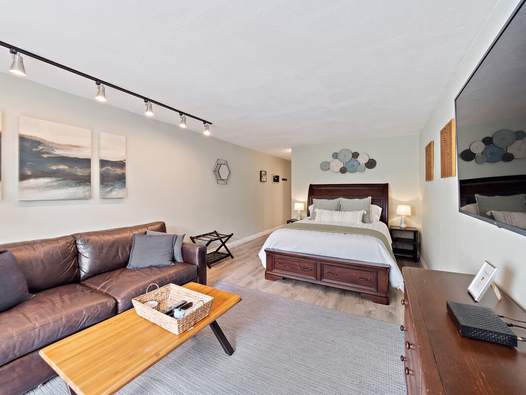 Condo in Kailua-Kona · ★4.8 · Studio · 1 bed · 1 private bath - Photo 2