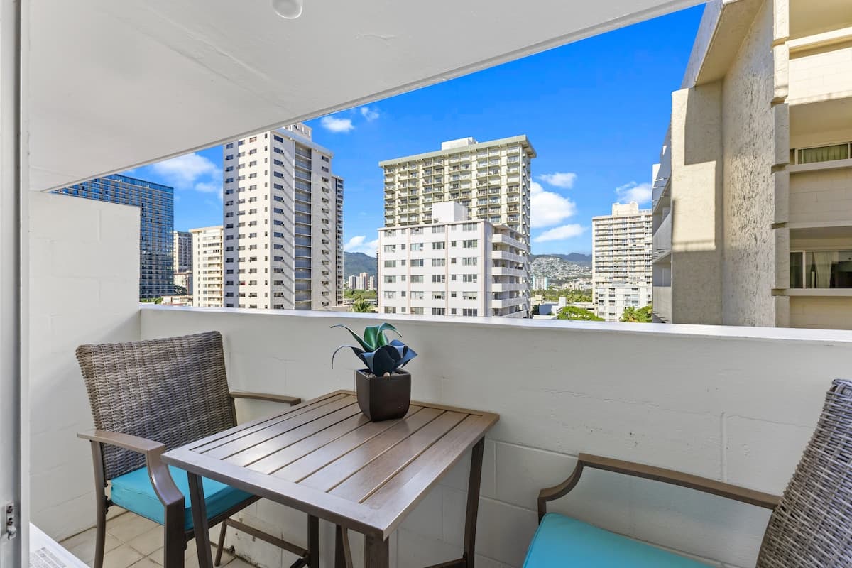 Condo in Honolulu · ★4.61 · Studio · 1 bed · 1 private bath - Photo 2