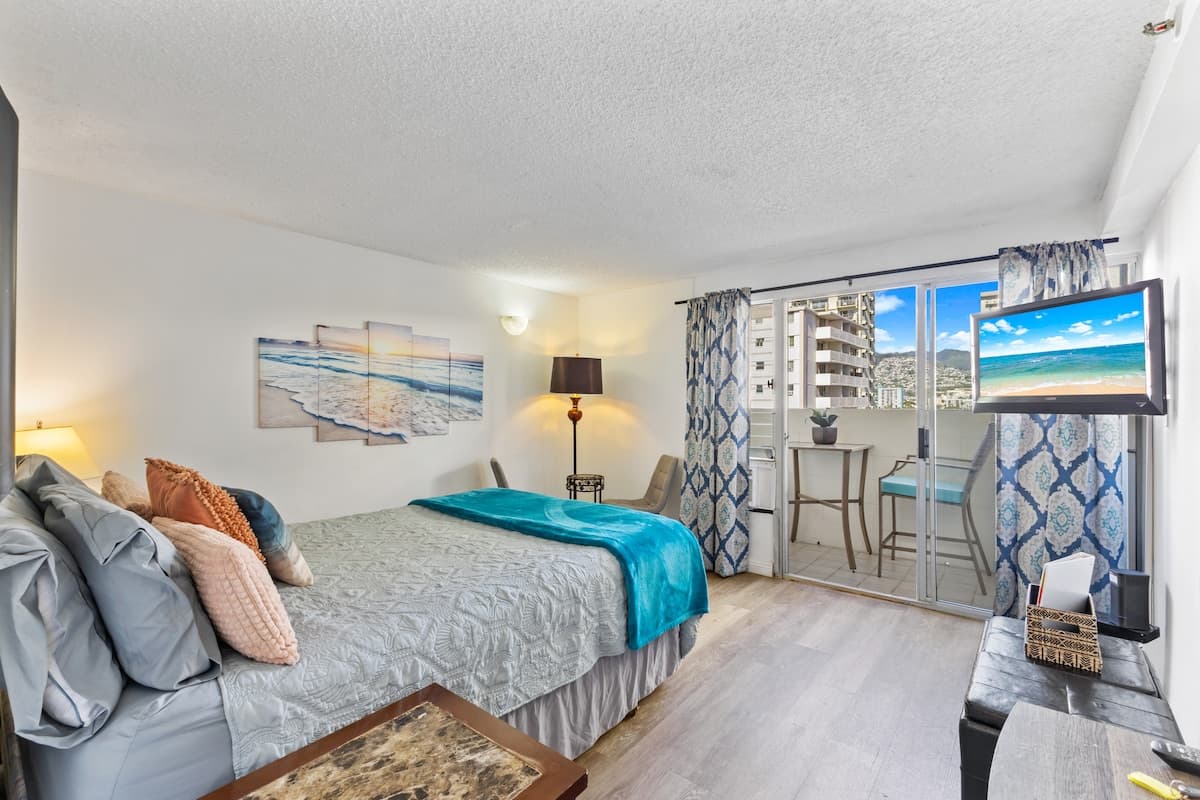 Condo in Honolulu · ★4.61 · Studio · 1 bed · 1 private bath - Photo 1