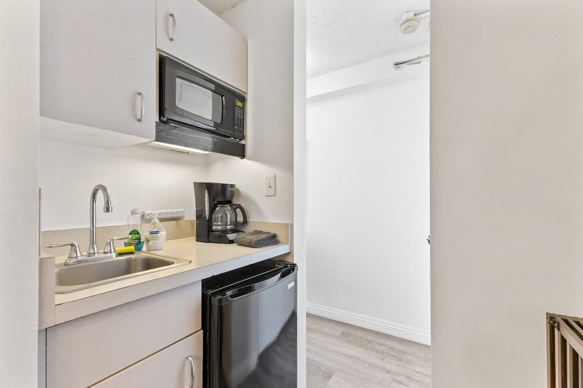 Condo in Honolulu · ★4.61 · Studio · 1 bed · 1 private bath - Photo 4