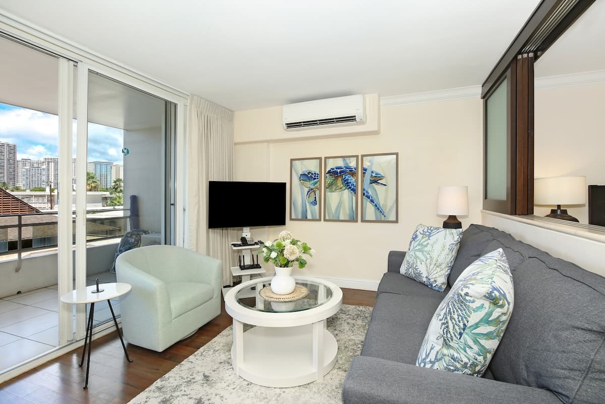 Condo in Honolulu · ★4.88 · 1 bedroom · 2 beds · 1 private bath - Photo 4