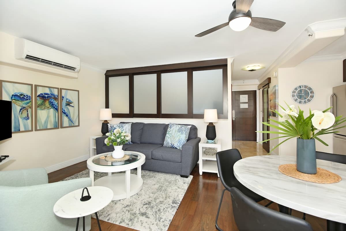 Condo in Honolulu · ★4.88 · 1 bedroom · 2 beds · 1 private bath - Photo 5
