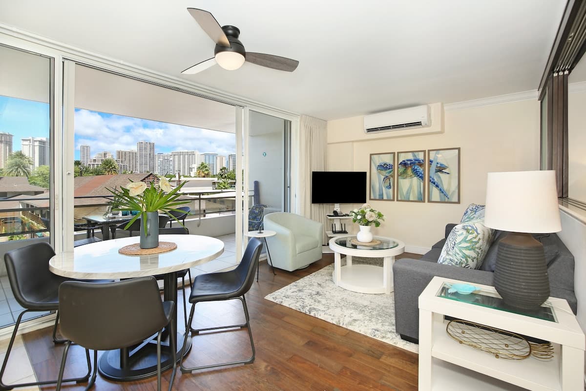 Condo in Honolulu · ★4.88 · 1 bedroom · 2 beds · 1 private bath - Photo 1