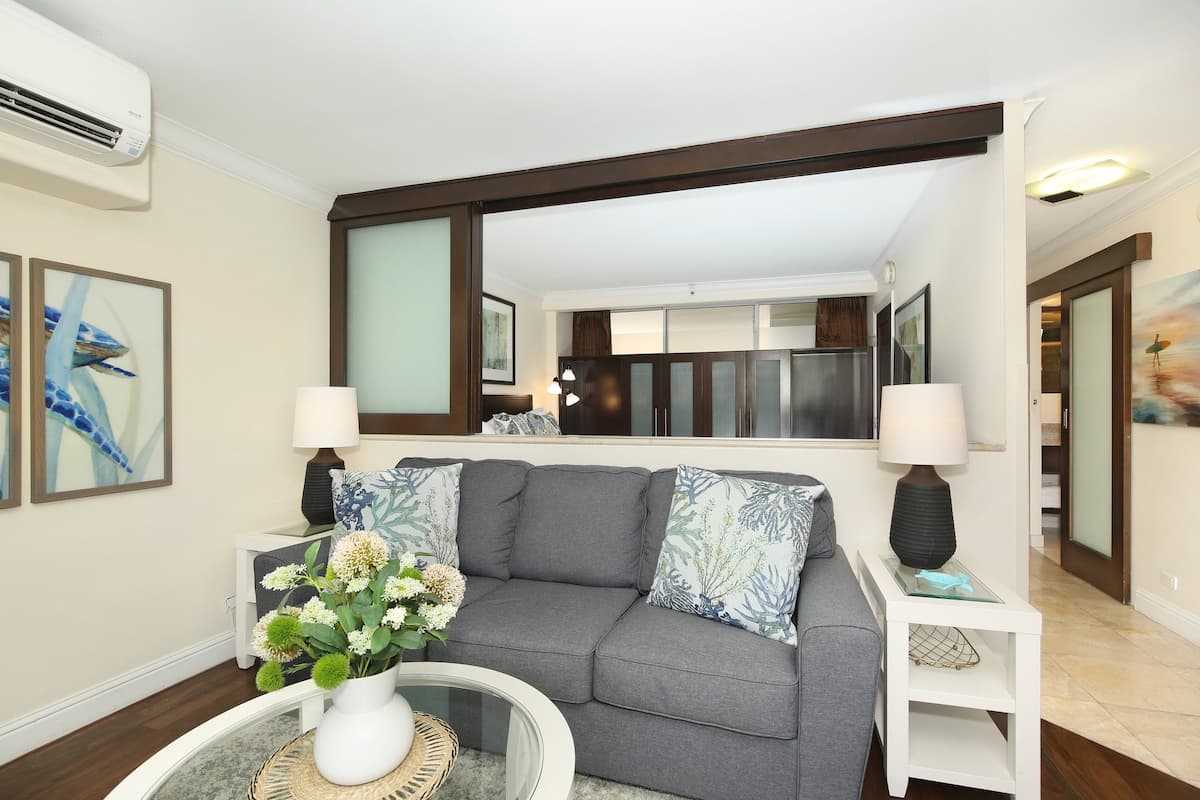 Condo in Honolulu · ★4.88 · 1 bedroom · 2 beds · 1 private bath - Photo 2