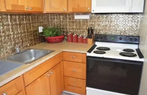 Condo in Honolulu · ★4.63 · Studio · 2 beds · 1 shared bath - Photo 4