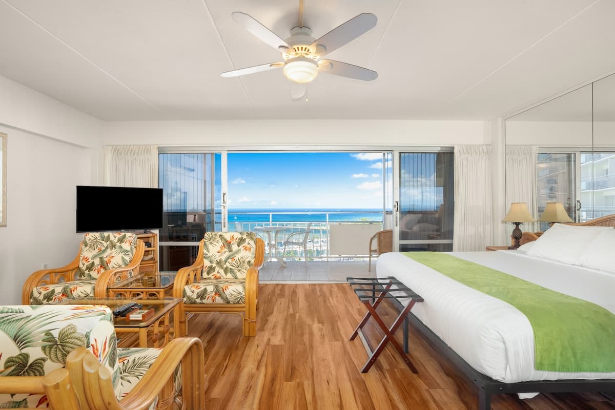 Condo in Waikiki · ★4.78 · 1 bedroom · 1 bed · 1 private bath - Photo 5