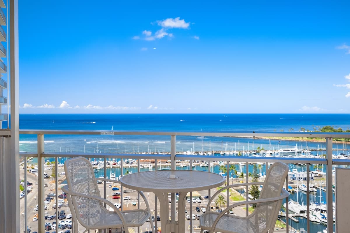Condo in Waikiki · ★4.78 · 1 bedroom · 1 bed · 1 private bath - Photo 3