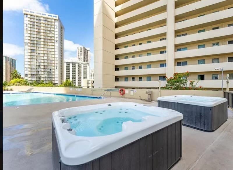 Condo in Honolulu · ★4.35 · 1 bedroom · 2 beds · 1 private bath - Photo 4