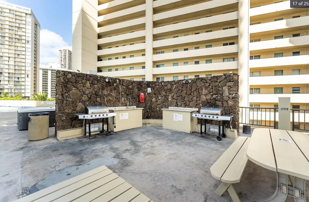 Condo in Honolulu · ★4.35 · 1 bedroom · 2 beds · 1 private bath - Photo 5