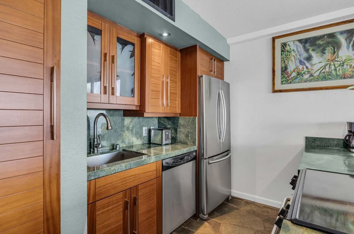 Condo in Lahaina · ★4.89 · 1 bedroom · 2 beds · 1 bath - Photo 4