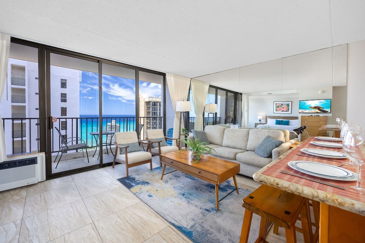Waikiki Banyan w/ lanai & beach access - Photo 3