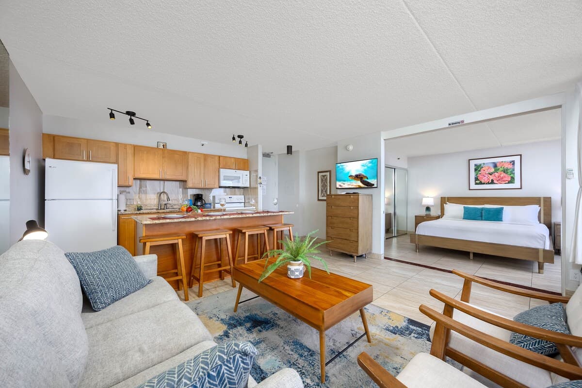 Waikiki Banyan w/ lanai & beach access - Photo 5