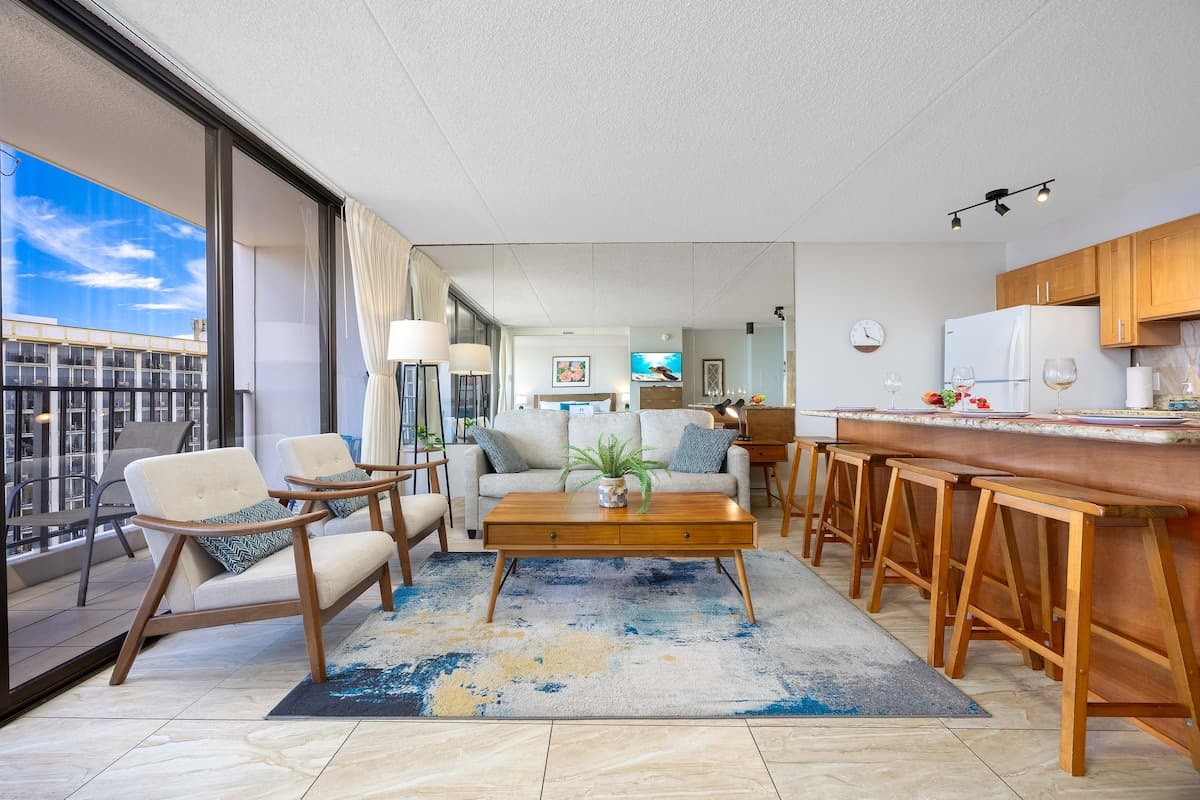 Waikiki Banyan w/ lanai & beach access - Photo 4