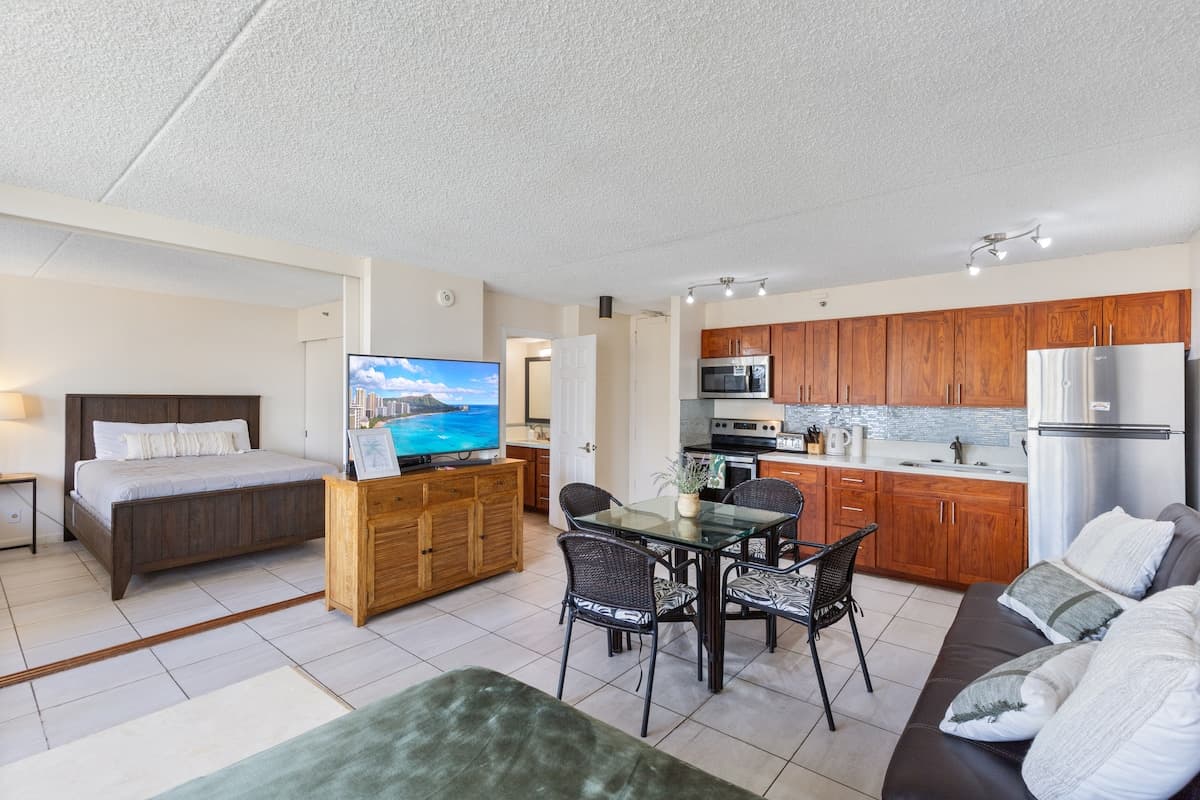 Condo in Honolulu · ★4.64 · 1 bedroom · 3 beds · 1 private bath - Photo 2