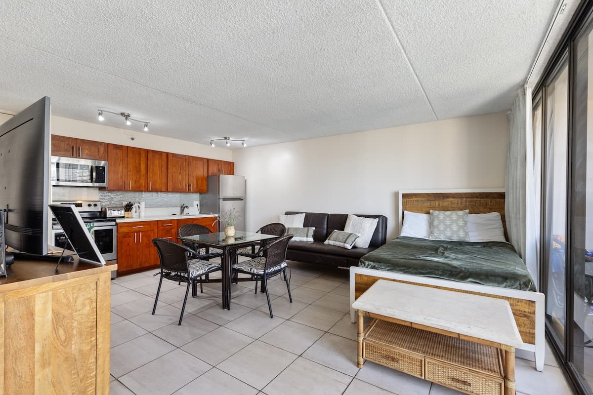 Condo in Honolulu · ★4.64 · 1 bedroom · 3 beds · 1 private bath - Photo 3