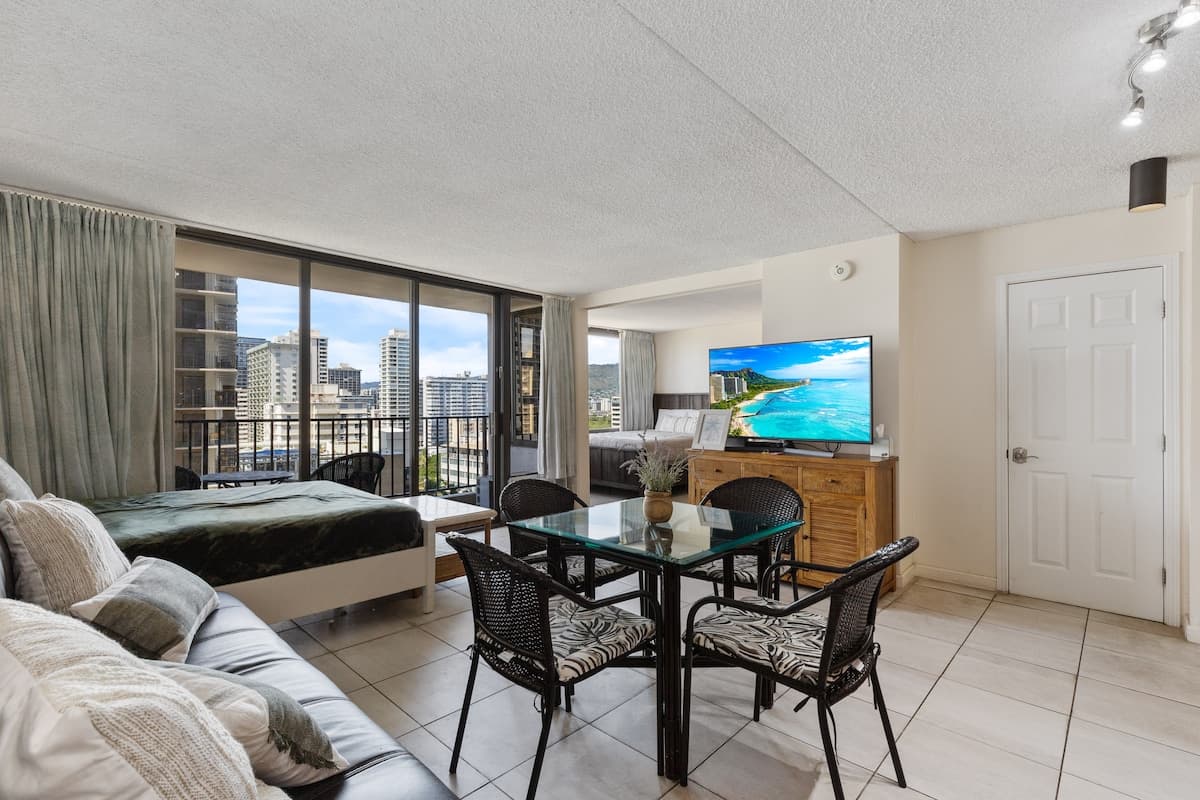 Condo in Honolulu · ★4.64 · 1 bedroom · 3 beds · 1 private bath - Photo 1