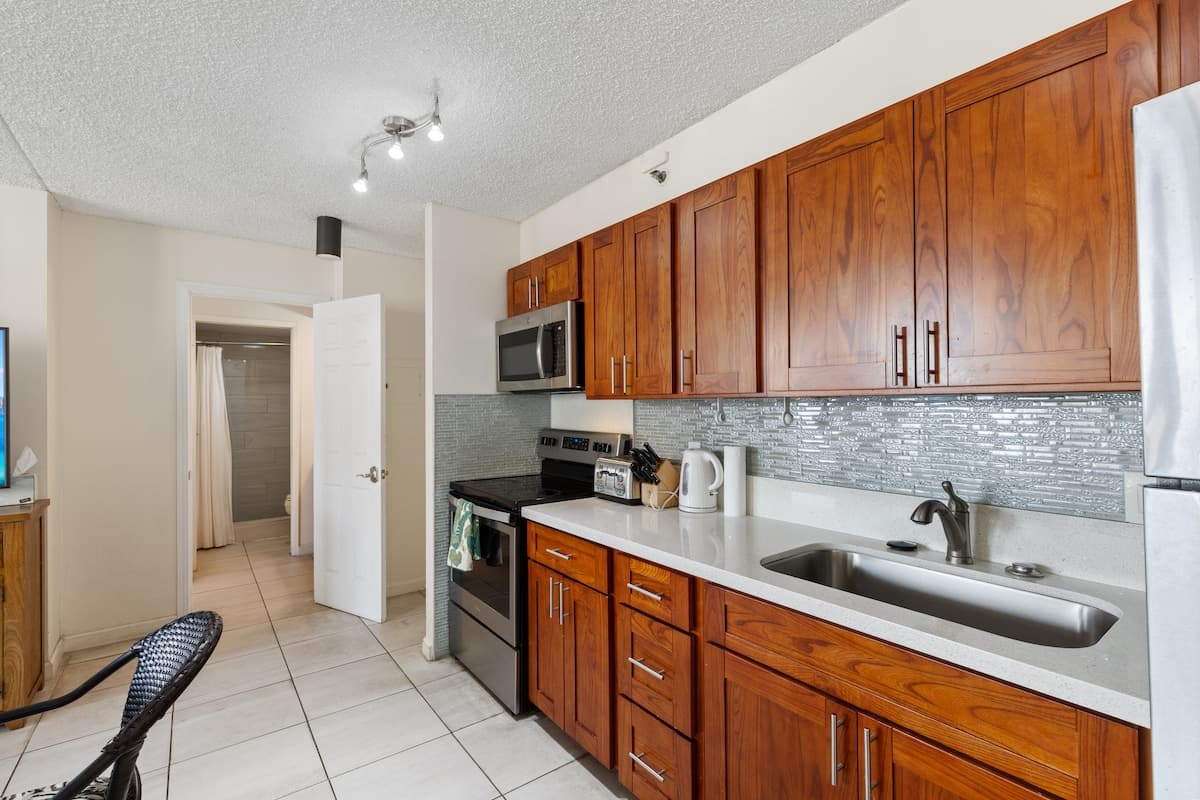 Condo in Honolulu · ★4.64 · 1 bedroom · 3 beds · 1 private bath - Photo 5