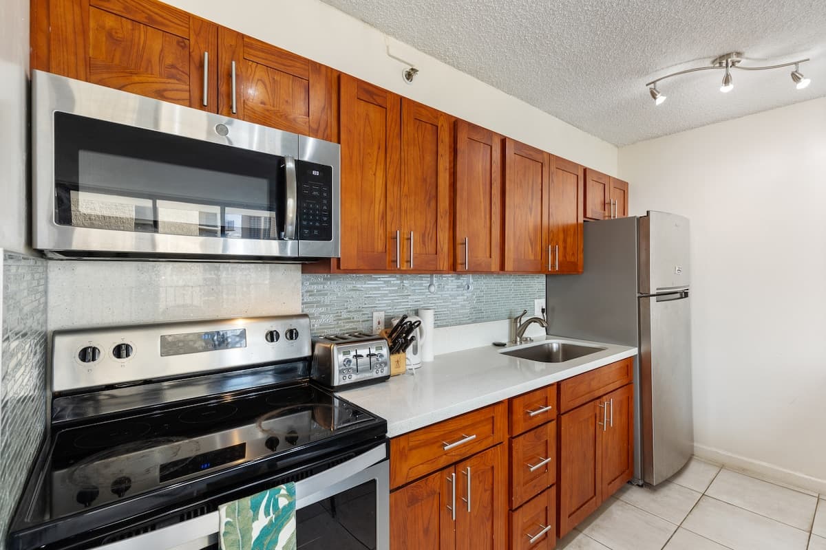 Condo in Honolulu · ★4.64 · 1 bedroom · 3 beds · 1 private bath - Photo 4