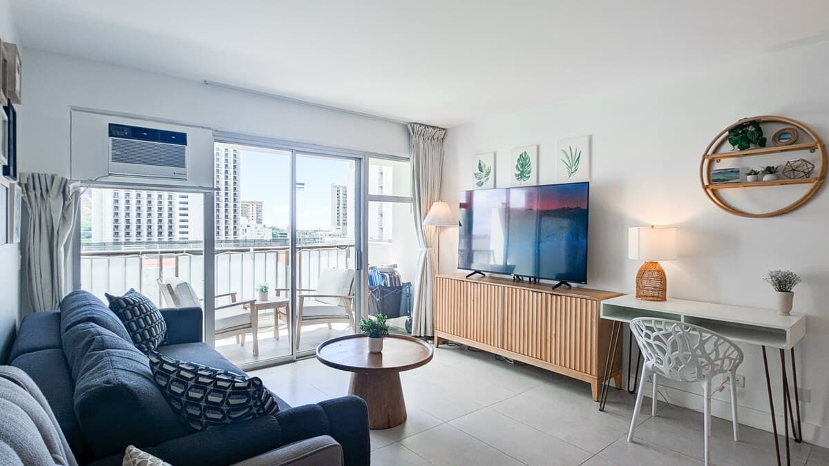 Condo in Honolulu · ★4.91 · 3 bedrooms · 5 beds · 2 private baths - Photo 5