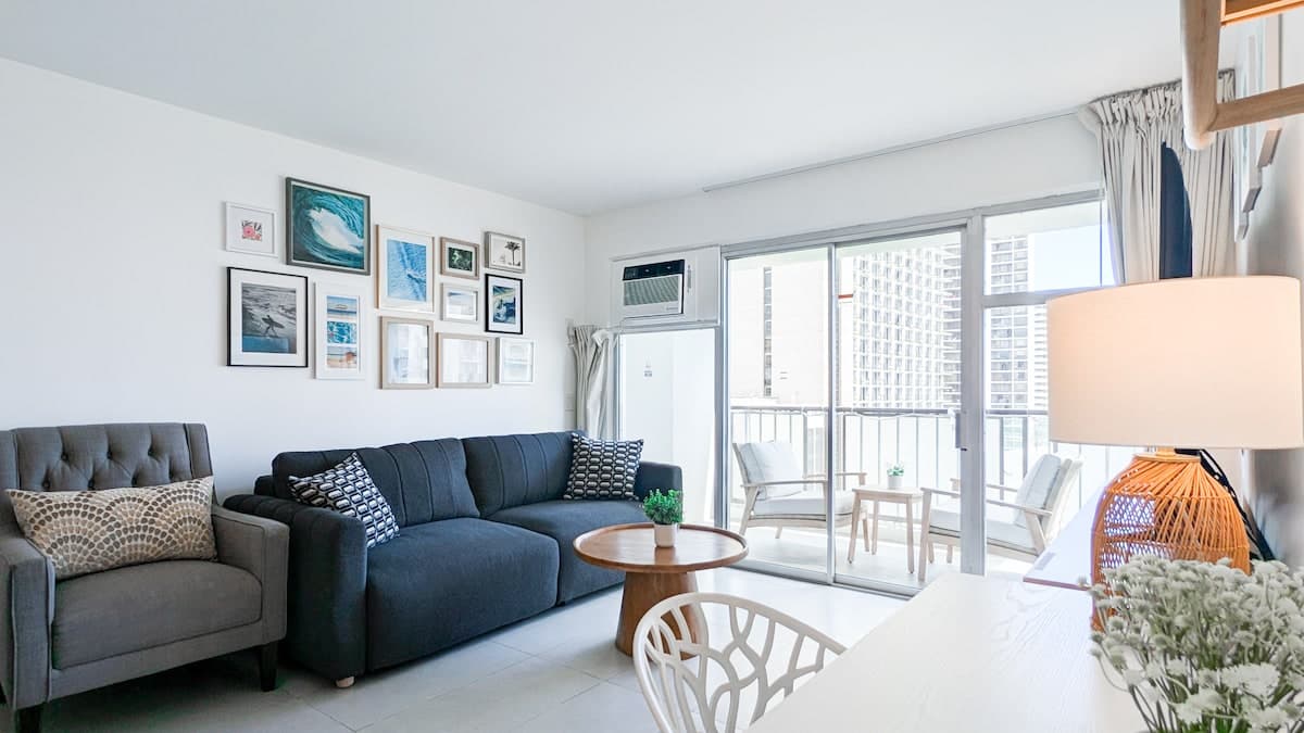 Condo in Honolulu · ★4.91 · 3 bedrooms · 5 beds · 2 private baths - Photo 1