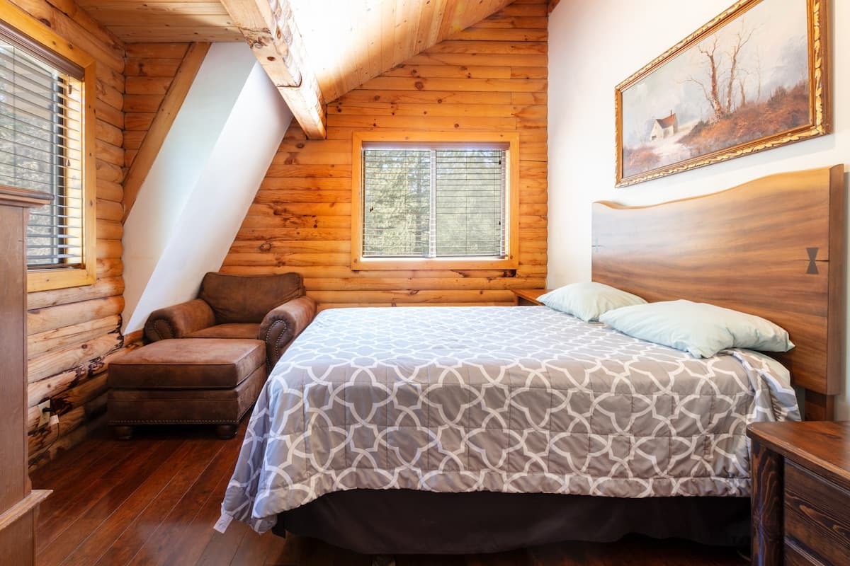 7BR Log Cabin w/ Hot Tub, Sauna & Game Room - Photo 4
