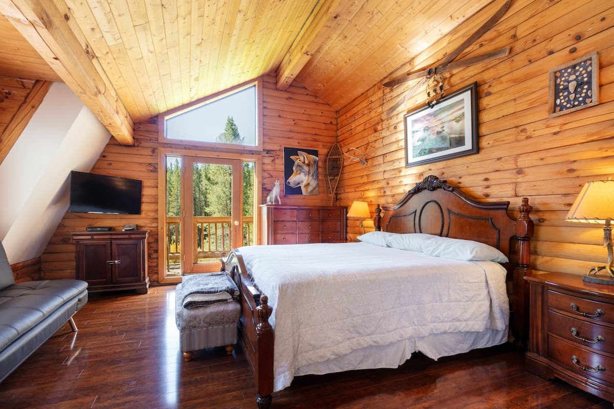 7BR Log Cabin w/ Hot Tub, Sauna & Game Room - Photo 2