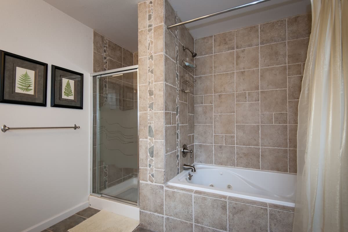 Luxury Cabin with Hot Tub & Pet-Friendly - Photo 4