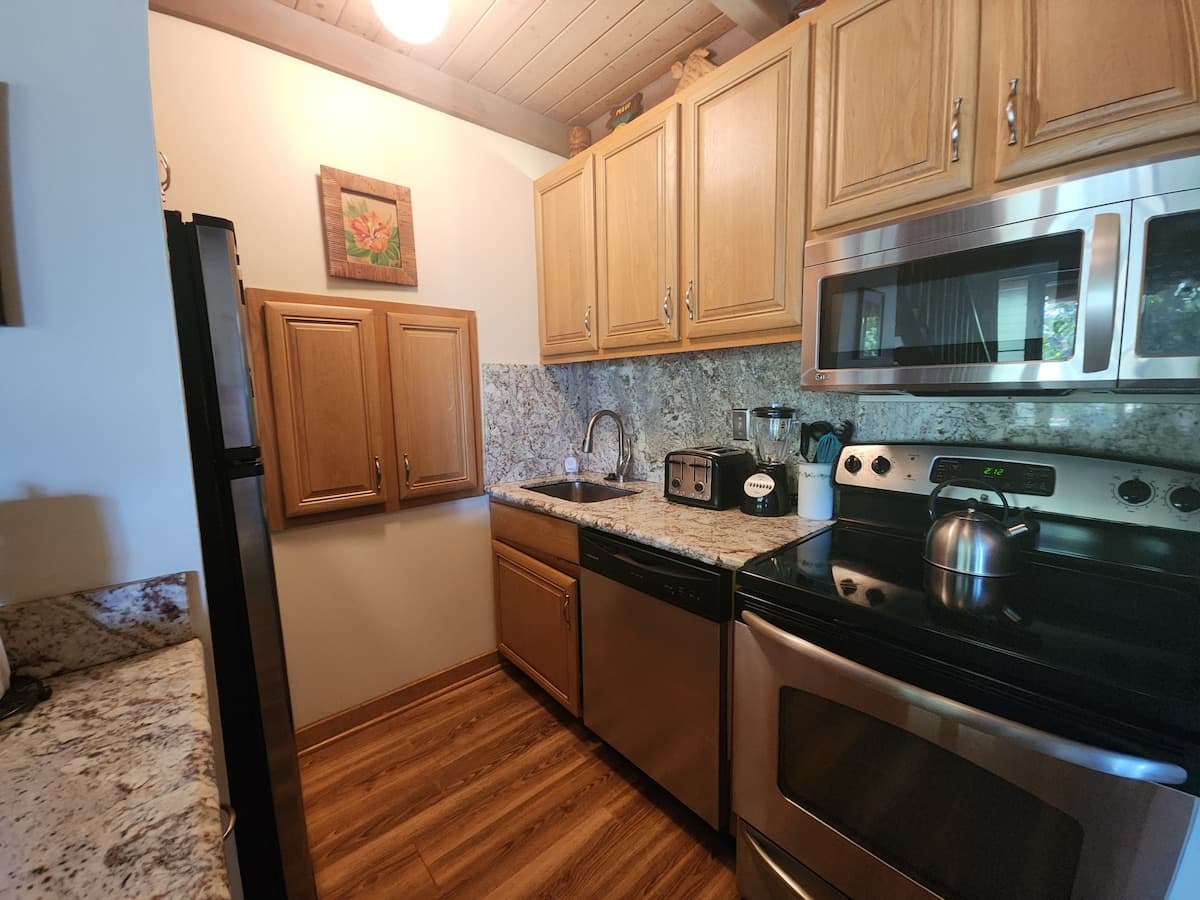 Condo in Lahaina · ★4.76 · 2 bedrooms · 2 beds · 2 private baths - Photo 5