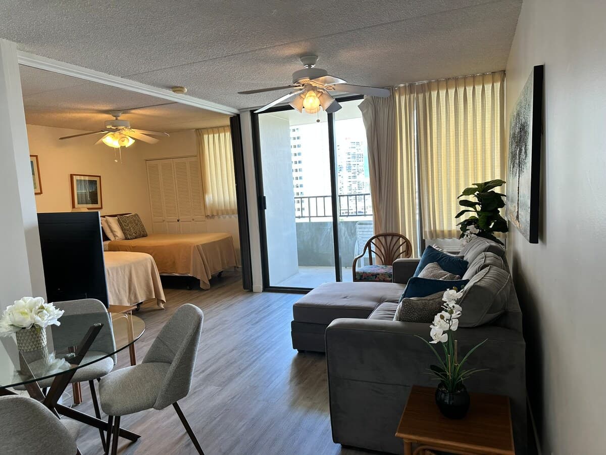 Condo in Honolulu · ★4.58 · 1 bedroom · 3 beds · 1 private bath - Photo 4