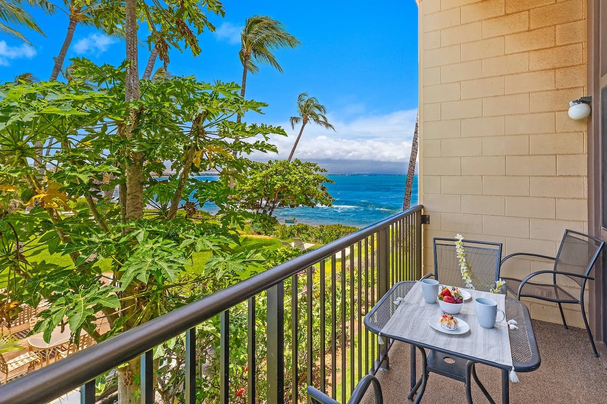 Condo in Wailuku · ★4.84 · 2 bedrooms · 4 beds · 2 private baths - Photo 2