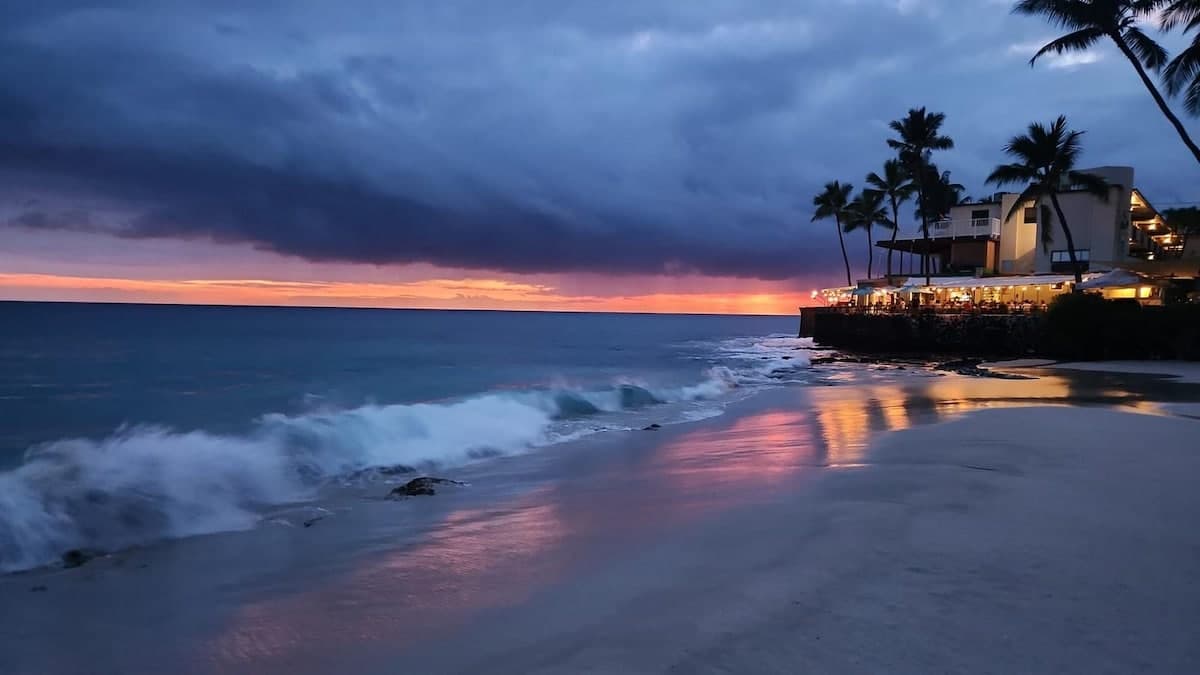 Condo in Kailua-Kona · ★4.79 · 2 bedrooms · 4 beds · 2 private baths - Photo 3